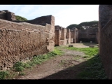 03145 ostia - regio i - insula xii - caseggiato dei triclini (i,xii,1) - decumanus maximus - vestibulum - bli in den hof - blick von norden - 01-2024.jpg